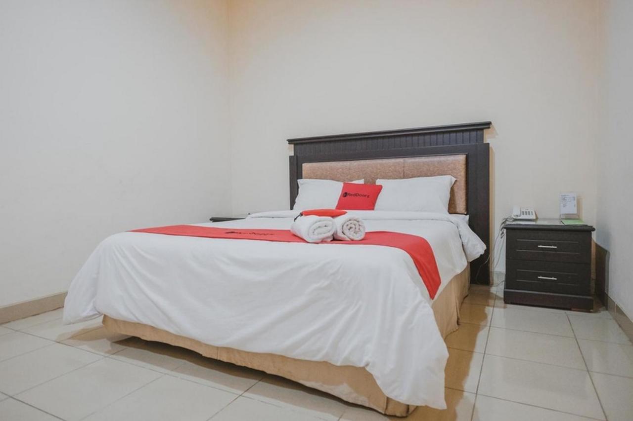 Hotel Reddoorz Premium @ Jalan Pal 10 Jambi Exterior foto
