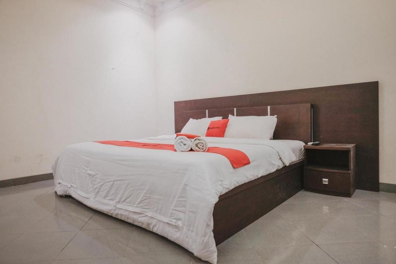 Hotel Reddoorz Premium @ Jalan Pal 10 Jambi Exterior foto